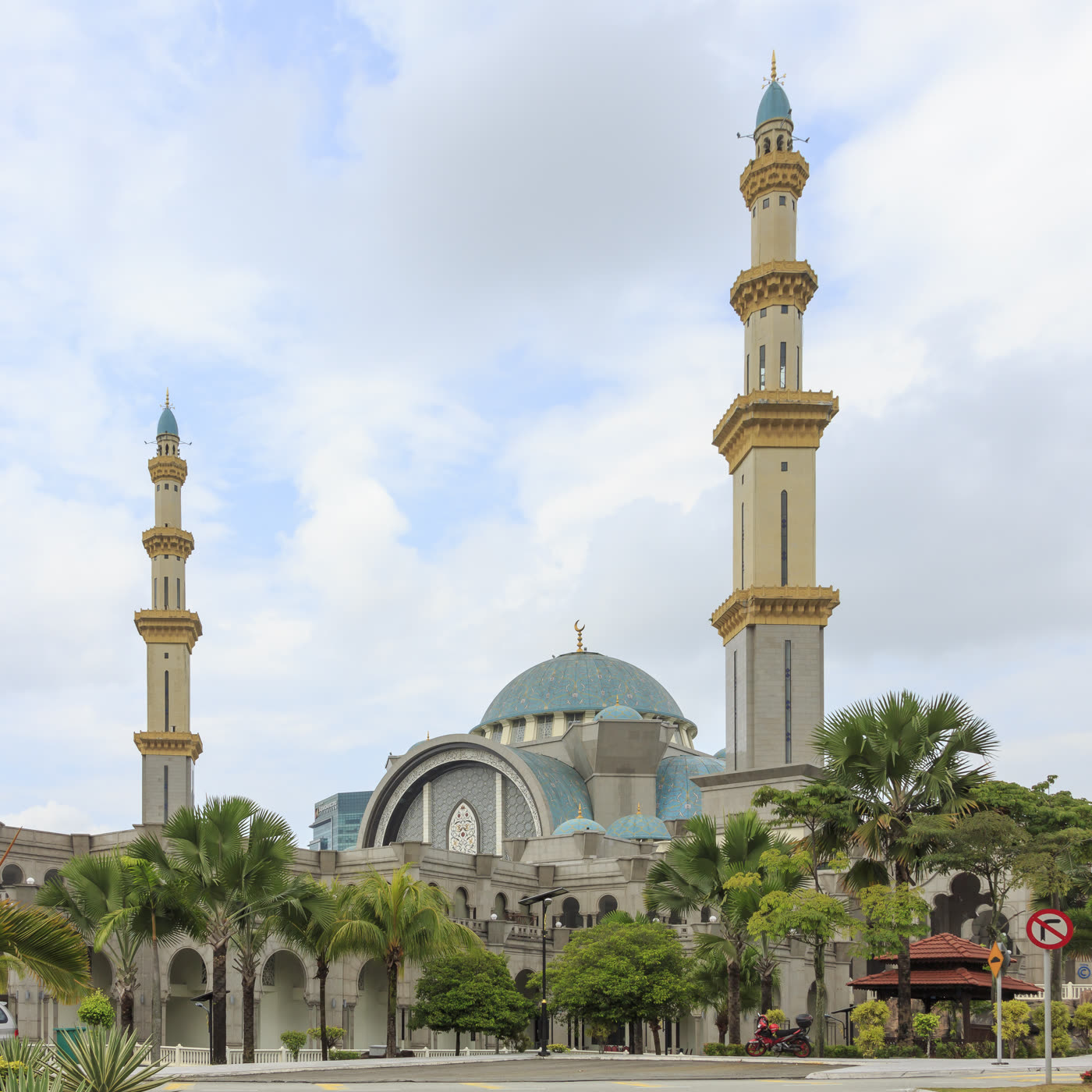 Masjid Wilayah Persekutuan — minarets