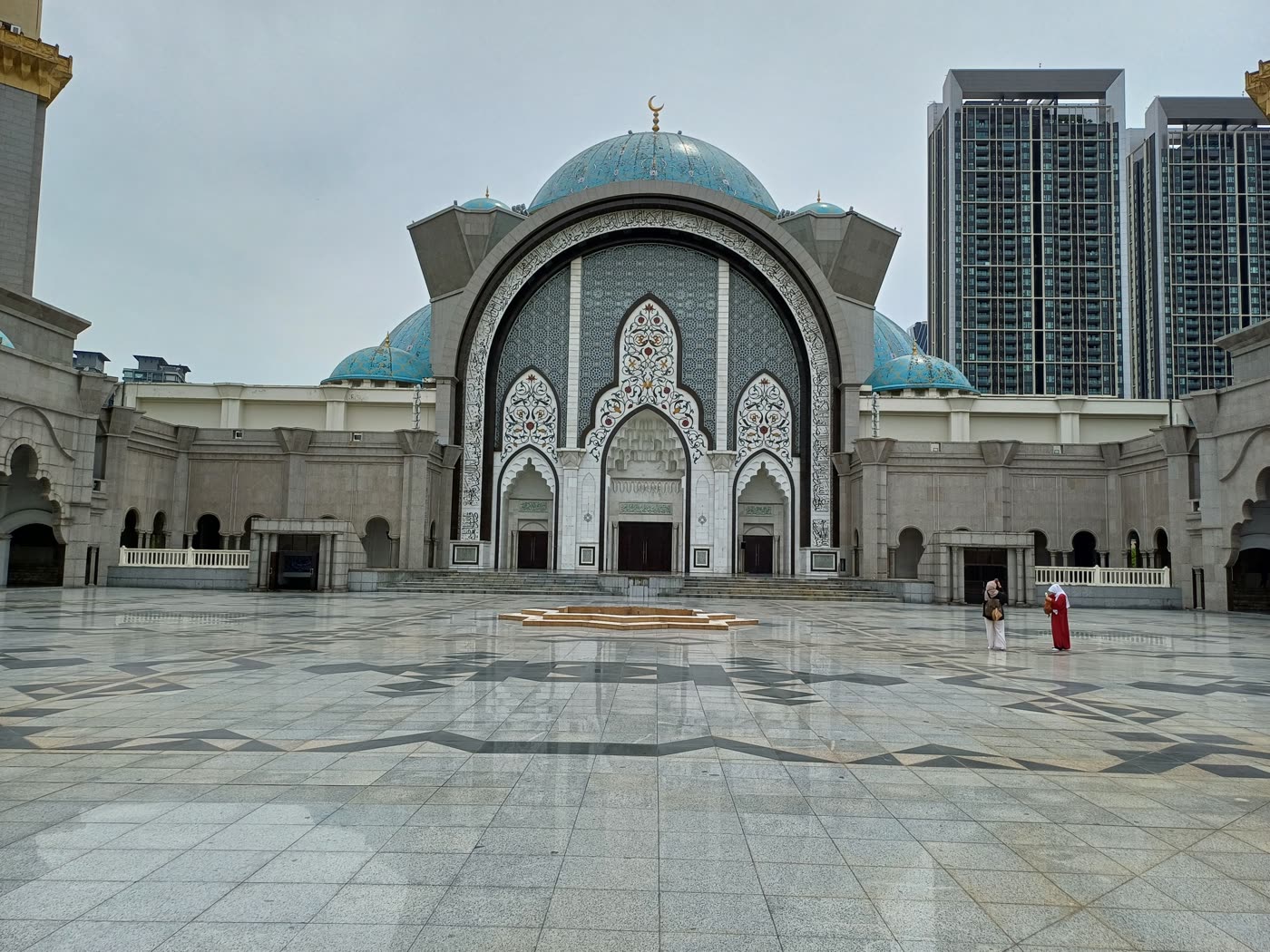 Masjid Wilayah Persekutuan — grand entrance